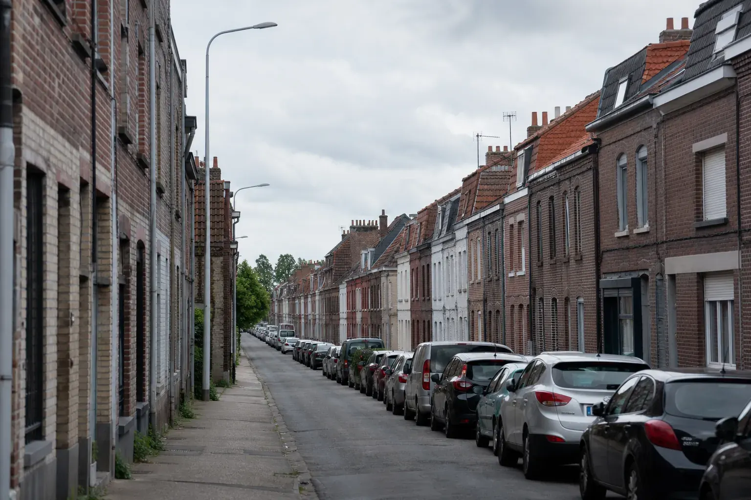 Rue résidentielle de la métropole lilloise, façades en briques nordistes et toits en pente serrés